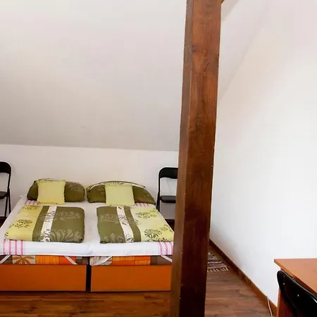 Zuglo Apartman Es *